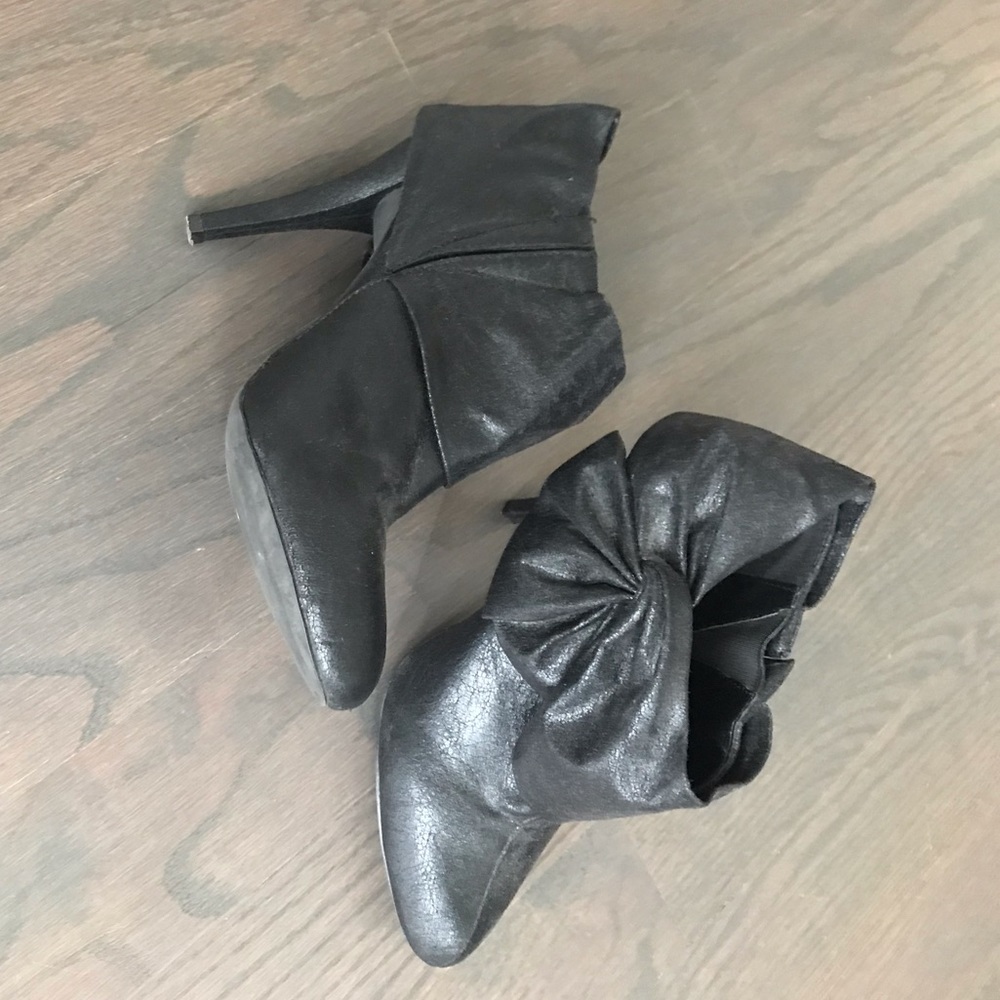 Cathy jean stiletto booties with bow size 6